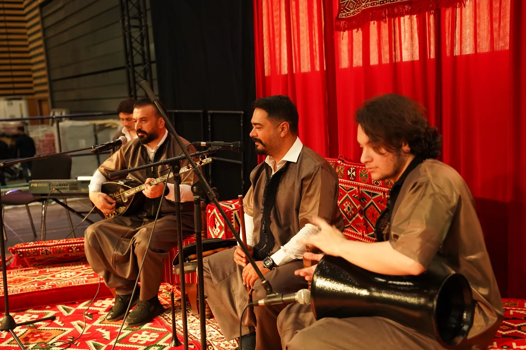 Sıra gecesi : musiciens en tenue traditionnelle