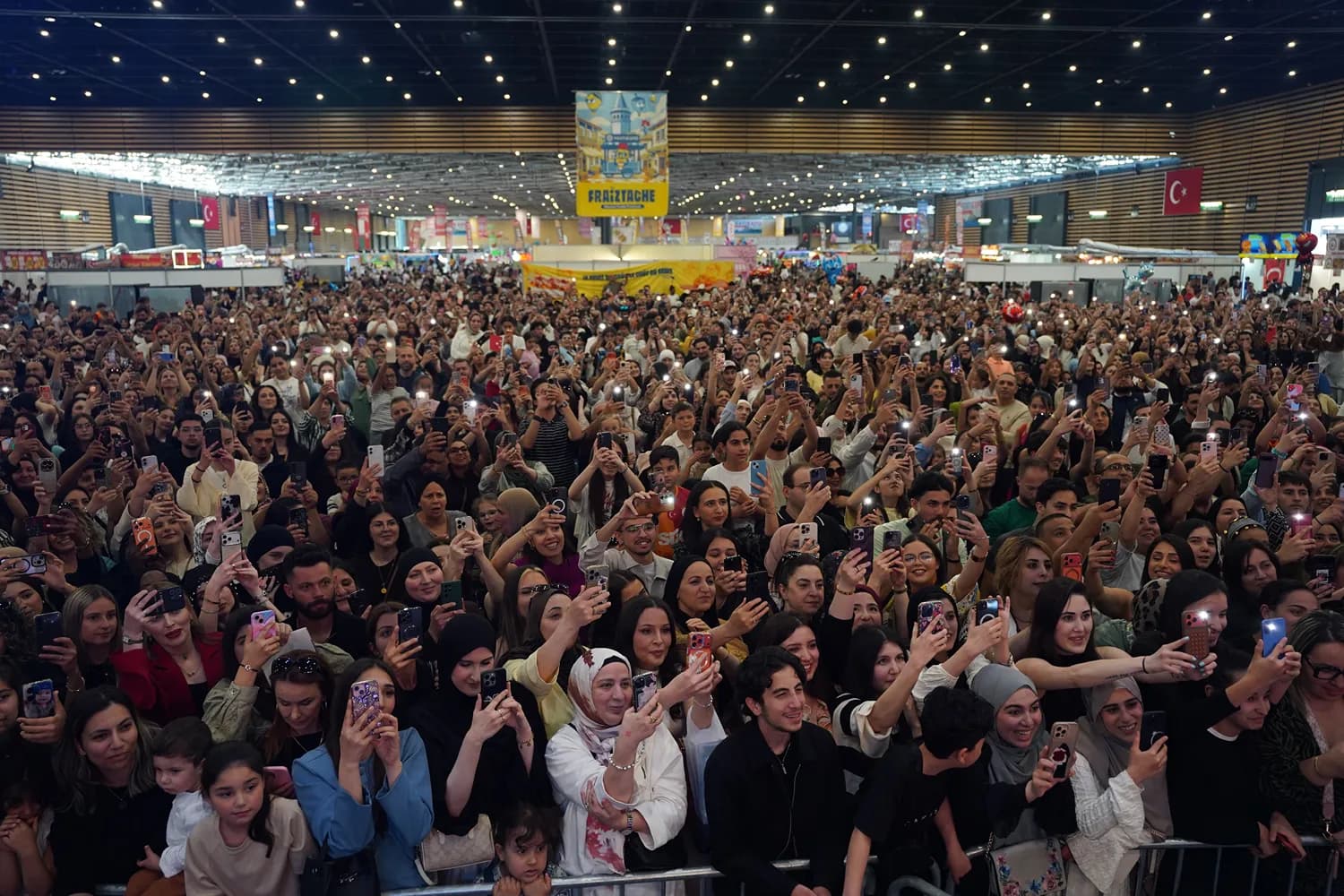 Vue panoramique du public au salon FestiExpo